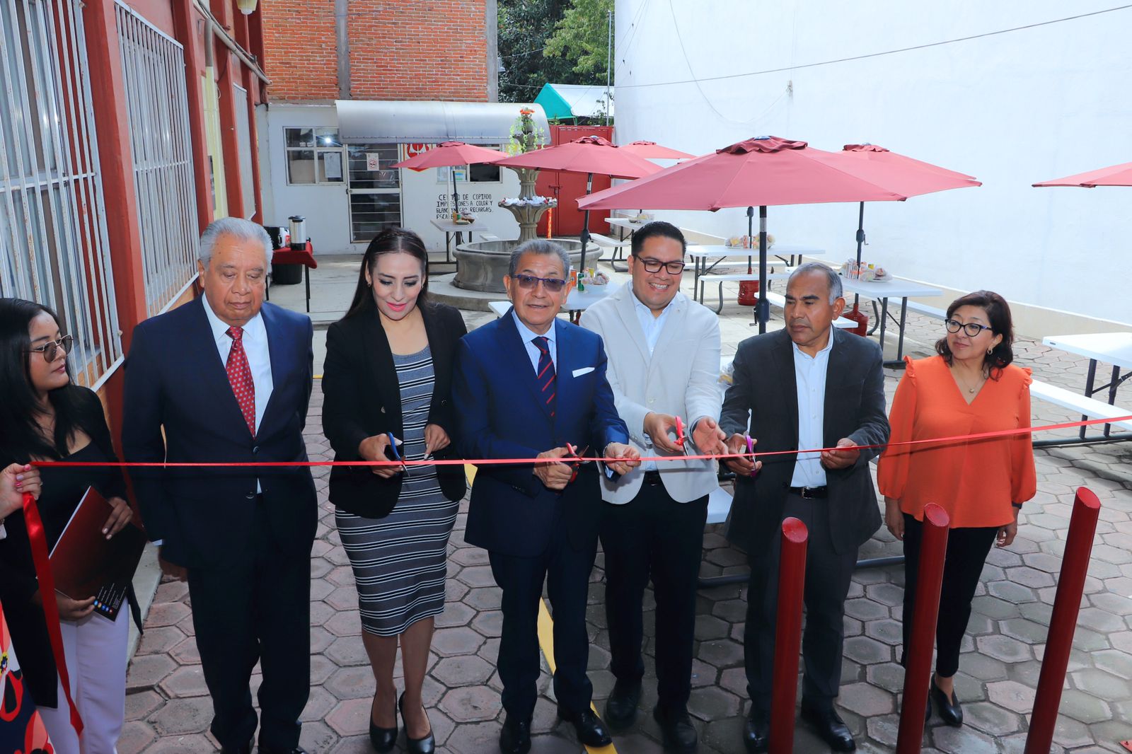 Inauguró Rector de la UATx la Plaza de Grandeza y de la Autorrealización